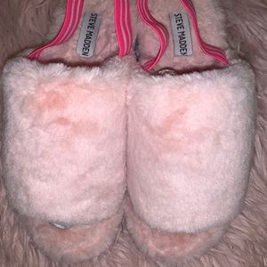 Steve Madden fluffy slides